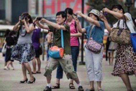 Forró vízzel támadó kínai turista a szégyenlistán