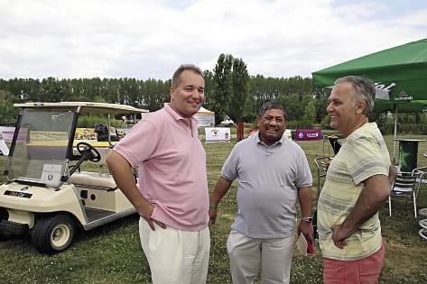  UE_Golf%2003.JPG Bárány István, az eseményt szervező Perla Service vezetője (balra), Maruli Tua Sagala, Indonézia nagykövete (középen), Hovánszky László, a golfverseny fővédnöke (jobbra) 