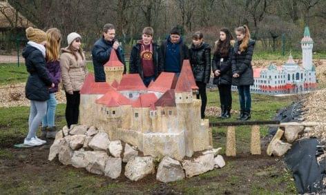 Erdélyi épületekkel bővült a szarvasi Mini Magyarország makettpark