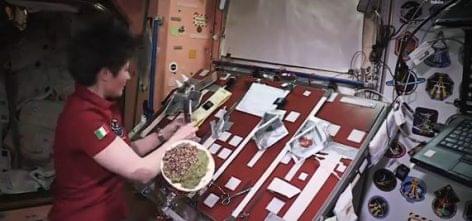 Cooking in space: mackerel, quinoa and leek cream tortilla  – Video of the day