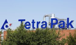 A Tetra Pak és a García Carrión bemutatja a világ első papíralapú védőrétegét a gyümölcslé-csomagolás területén, és új csomagolóanyag-fejlesztést indít