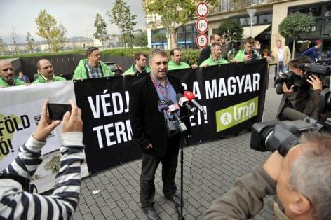 Az állami földek eladása ellen demonstráltak ellenzéki pártok a Kossuth téren