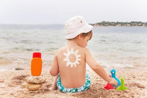 Sunscreen-support for kindergartens: a competition by dm