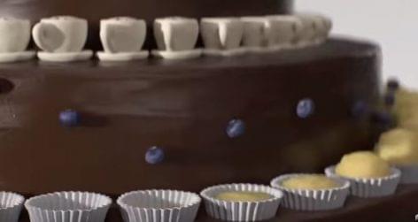 A hipnotizing cake – Video of the day