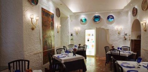 La Caravella, az Amalfi part sokarcú étterme (éttermi marketingesek figyeljék a szamár-motívumot!) – A nap videója