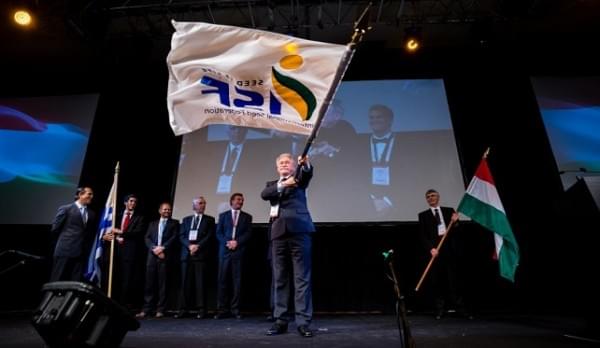Pavelka Arpad az ISF zászlajaval
