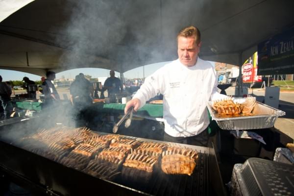 BBQ_chef_prepares_meat_on_the_grill_content-1024x681