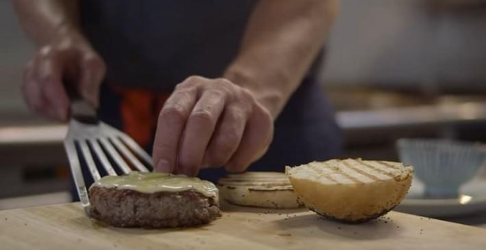 Burger szintetikus uton eloallitott husbol - A nap videoja