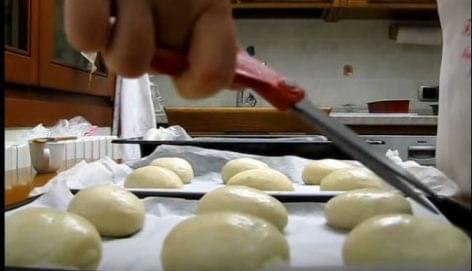 Bunny shaped bread – Video of the day
