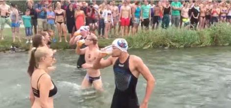 Úszóverseny, ahol talán még előny is némi sörhas – A nap videója