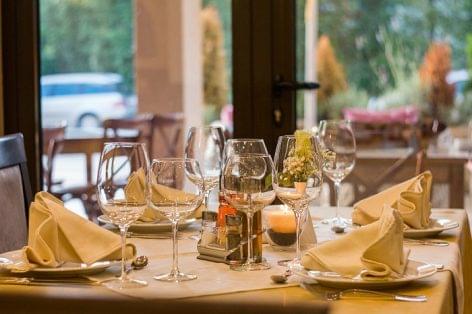 A párizsi éttermek különdíjjal sújtják a késve érkező vendégeket