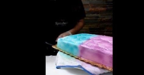 Colour-changing cake for artists – Video of the day