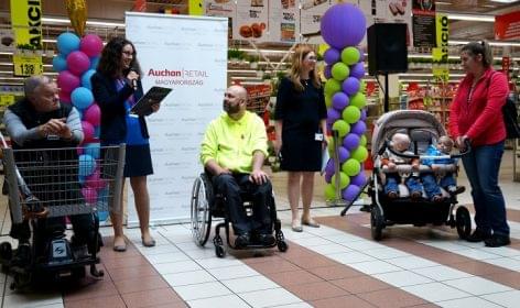 Mozgáskorlátozottakat és családosokat segítő, speciális bevásárlókocsikat vezet be az Auchan