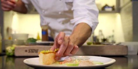 Mire kap 3 Michelin-csillagot egy kísérletező szakács – A nap videója