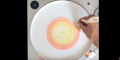 Így készülnek a szezon legszebben díszített éttermi tányérjai – A nap videója