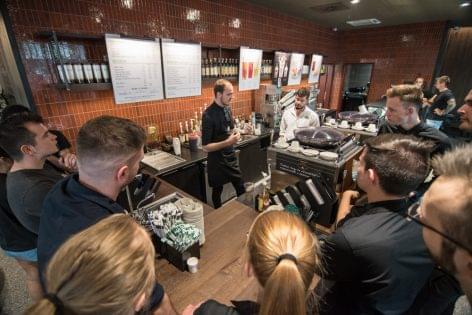 Megválasztották év Starbucks baristáját