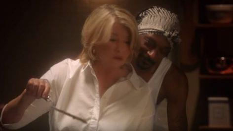 Martha Stewart és Snoop Dogg eljátsszák a Ghost nagyjelenetét – A nap videója