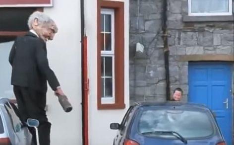 Ír kocsmák „kabalafigurája” – A nap videója