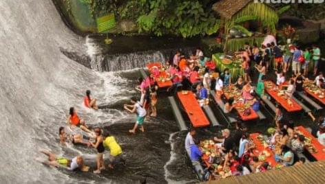 Waterfall-themed restaurant – Video of the day