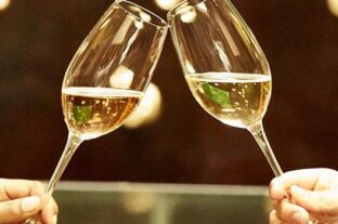 Uniós oltalom alá került az etyeki pezsgő