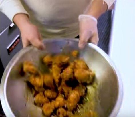 Chicken-concept in New York – Video of the day