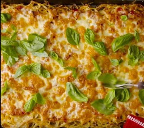 How does leftover spaghetti turn into pizza – Video of the day