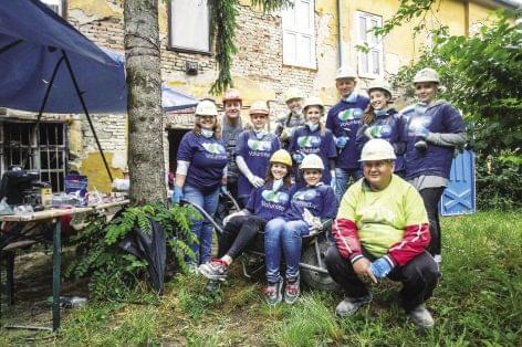 P&G’s volunteers help to build a home