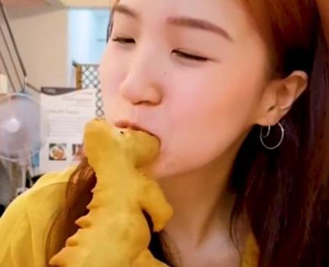 Street food dino – Video of the day
