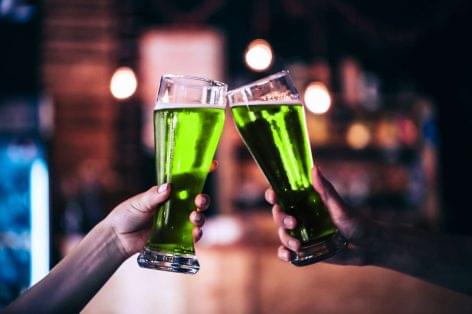 Hogy készül a Szent Patrik-napi zöld sör?