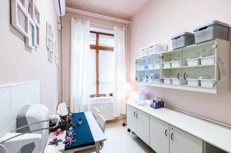 Új bútorokkal, gépekkel, eszközökkel és környezettel vált családbarátabbá a székesfehérvári PICi babák és a koramamák átmeneti otthona