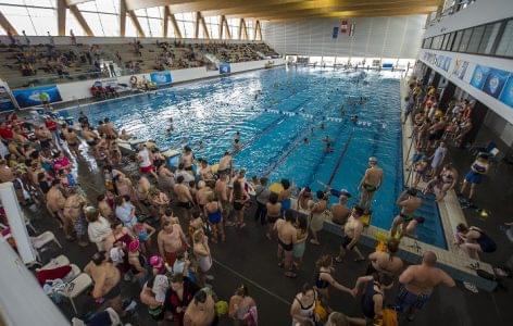 Thousands of people swam with Hosszú Katinka on Univer24