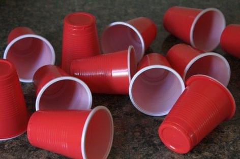 Budweiser: focipálya újrahasznosított poharakból