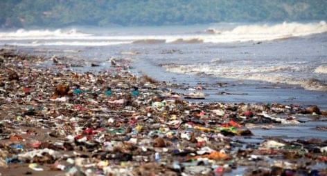 Műanyag palackok tengerparti hulladékból