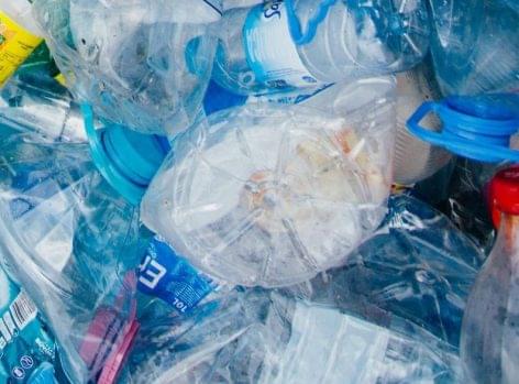Tízezer tonnánál is több műanyagot kell jövőre helyettesíteni a csomagolószakma érdekképviselete szerint