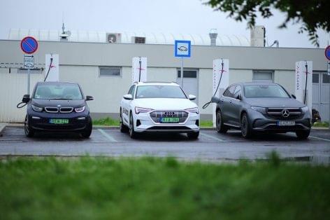 The top charger is in service at OMV’s filling station in Bábolna