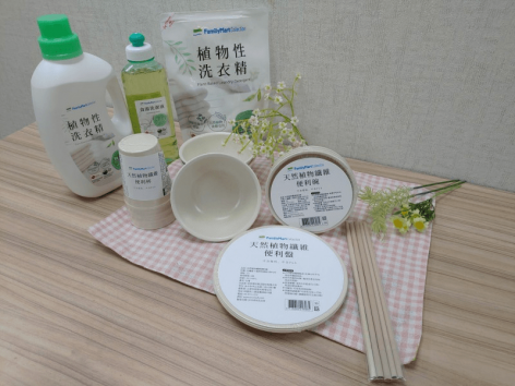 Lebomló tányérokat, poharakat és szívószálakat kínál a Family Mart Tajvanban