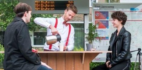 Kávézó-buszmegálló – A nap videója