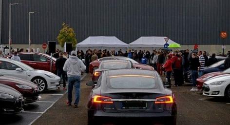 A fóti Auchannál nyitották meg Magyarország legnagyobb Tesla Supercharger töltőállomását