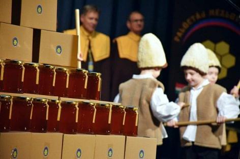 Five hundred kilograms of honey were donated to the Transylvanian orphans as part of the “Make Every Day Honey Day” campaign