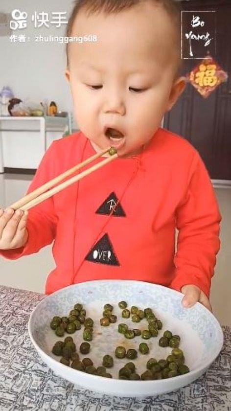 Kínai gyerek evőpálcikával – A nap videója