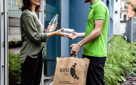 Breaking news: drive-thru-t nyitott a Kifli.hu, ahol a vásárlók személyesen vehetik át termékeiket