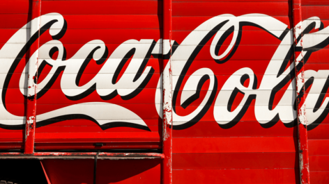 Újrahasznosítható poharakra cseréli automatáiban a műanyagpoharakat a Coca-Cola HBC Magyarország