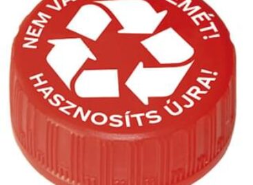 Új kupakok jönnek a PET-palackokra: könnyebb test, több újrahasznosított műanyag, bioműanyag fedél