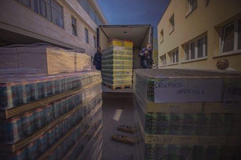 A Pécsi Sörfőzde 20 000 doboz alkoholmentes sörrel segít az egészségügyi dolgozóknak!