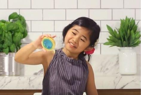 Csörgő kekszre harap a gyerek – A nap videója