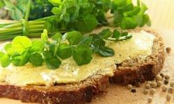 Mit kenünk a kenyerünkre? A fiatalok inkább vajat, az idősebbek margarint választanak