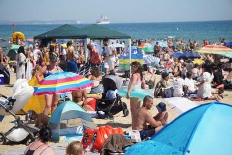 Komoly incidensnek nyilvánították Dél-Angliában a tengerparti turistaözönt