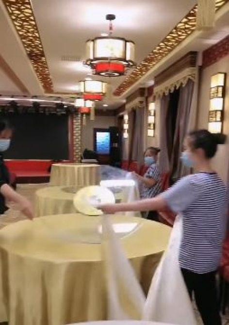 (HU) Mit tanultak a kínai pincérek a járvány idején – A nap videója