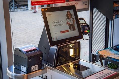 Self-service cash registers have been installed in the Rossmann Magyarország store
