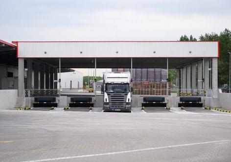 Dokkoló kapuk segítik a kamionos áruszállítást a Coca-Cola HBC Magyarországnál